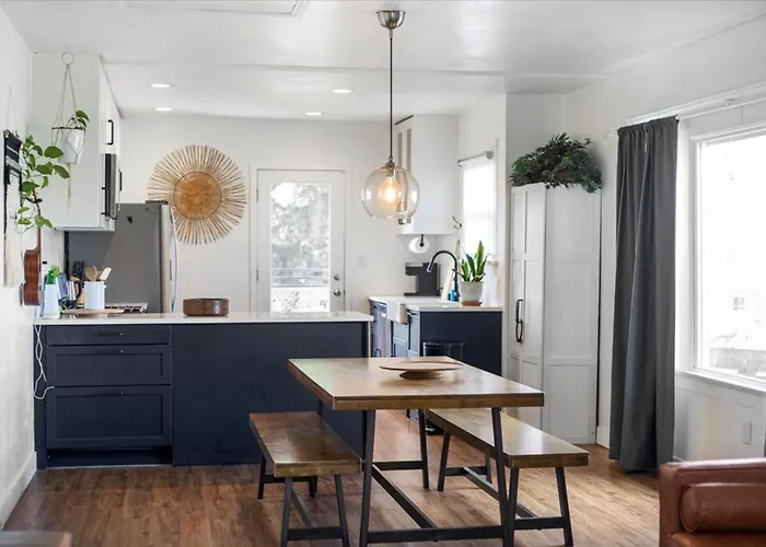 New Beautiful Boho Home By Beach, Downtown + Shops