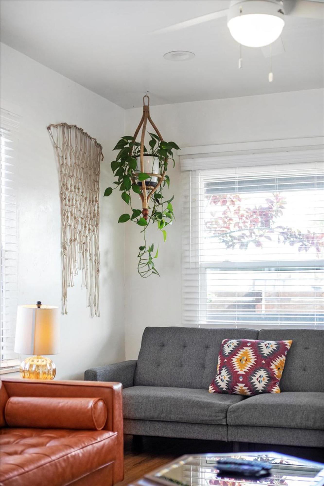 New Beautiful Boho By Beach, Downtown + Shops Holiday home